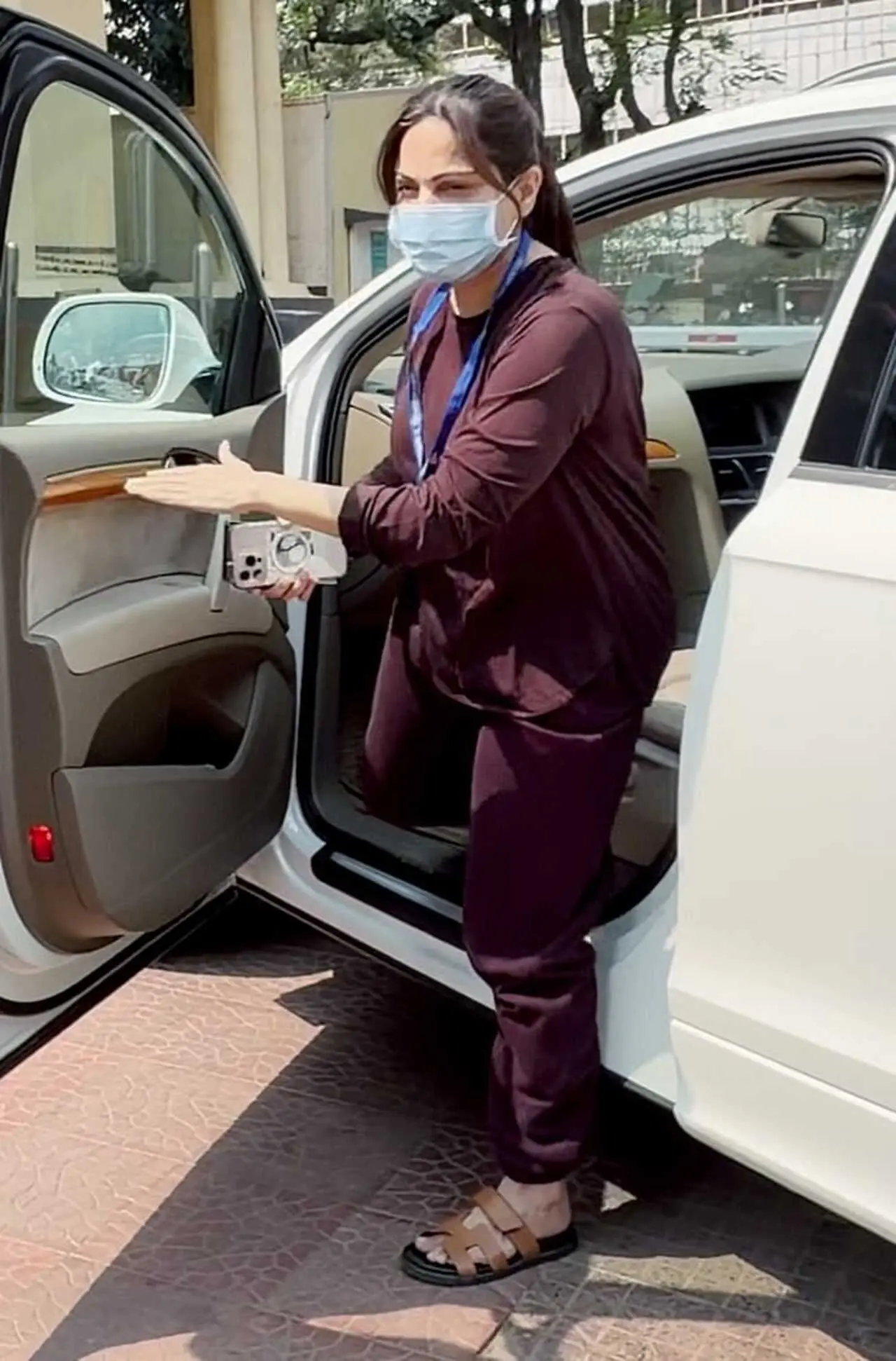 Alvira Khan Agnihotri was seen arriving at Lilavati hospital after father Salim Khan was rushed to the hospital on Tuesday morning.